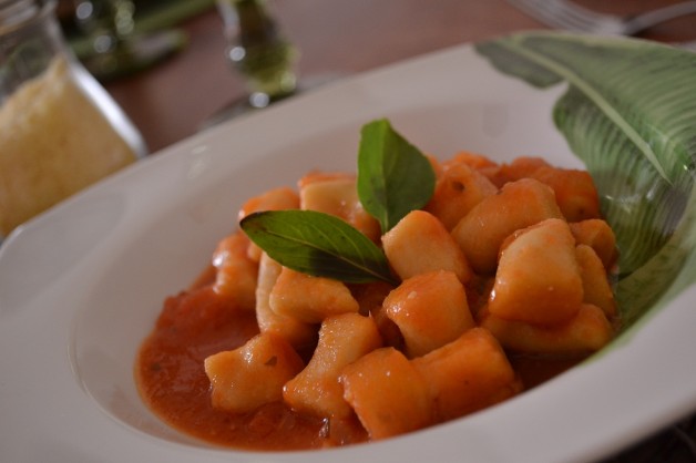 nhoque-de-grão-de-bico-com-molho-de-tomate-frescos-panelinha-rita-lobo-receita-light-gastronomia-blog-carola-duarte nhoque-de-grão-de-bico-com-molho-de-tomate-frescos-panelinha-rita-lobo-receita-light-gastronomia-blog-carola-duarte