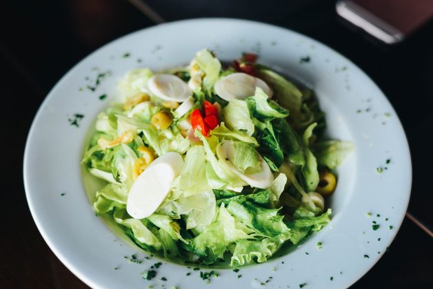 Camarões em crosta de pão e alho. Acompanha salada verde e risoto de limao siciliano.
