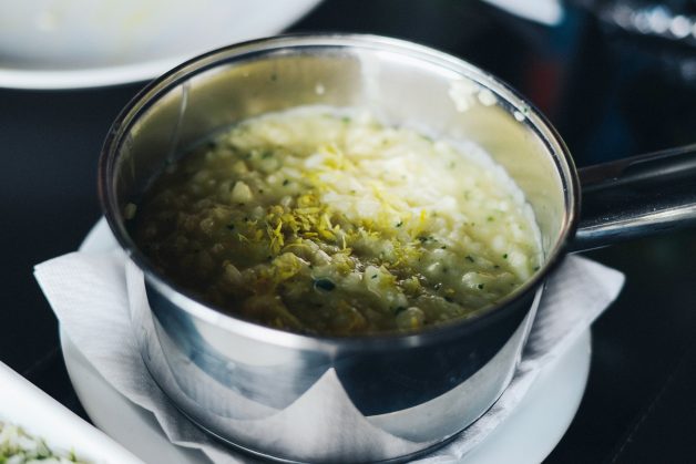 Camarões em crosta de pão e alho. Acompanha salada verde e risoto de limao siciliano.