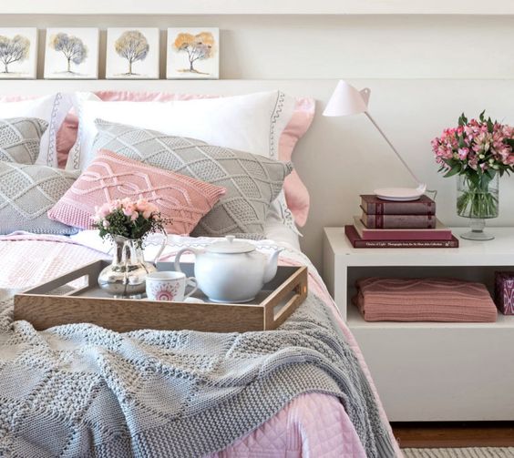 roupa de cama nos tons cinza e rosa