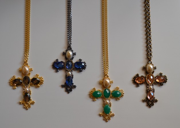 bia-moraes-colar-pingente-cruz-crucifixo-tendência-acessórios-blog-carola-duarte