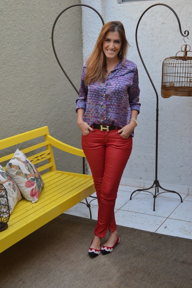Look da Carola: camisa estampada e calça vermelha