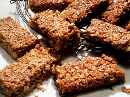 Receita do Dia: Barra de Aveia com Chocolate por Amália Menezes
