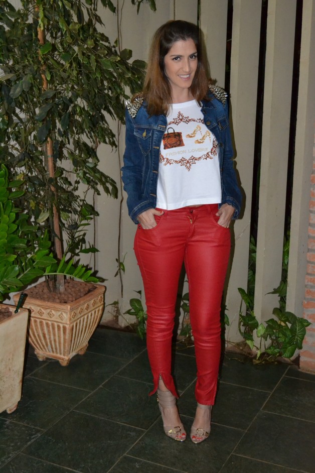 look-da-carola-t-shirt-divertida-calça-vermelha-jaqueta-spikes-forever-21-sandália-schutz-tornozeleira-blog-de-moda-em-ribeirão-preto-blog-carola-duarte