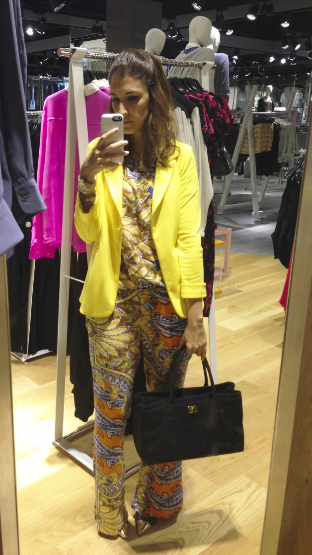 Look da Carola: conjunto estampado + blazer amarelo da Lüks