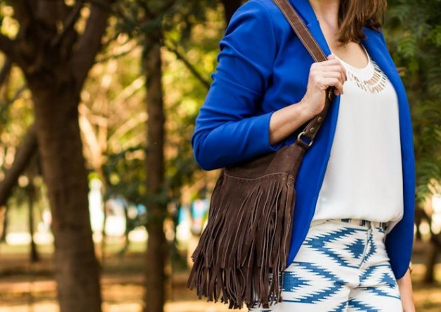 look-da-carola-calça-estampa-étnica-blazer-azul-klein-blog-carola-duarte