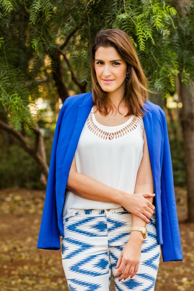 look-da-carola-calça-estampa-étnica-blazer-azul-klein-blog-carola-duarte