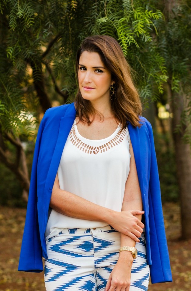 look-da-carola-calça-estampa-étnica-blazer-azul-klein-blog-carola-duarte