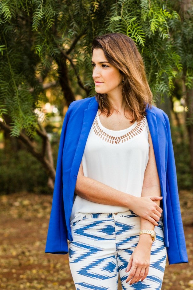 look-da-carola-calça-estampa-étnica-blazer-azul-klein-blog-carola-duarte