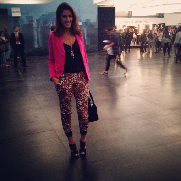 look-carola-duarte-spfw-calça-animal-print-onça-top-shop-blazer-pink-look-pink-com-estampa-onça-animal-print-blog-de-moda
