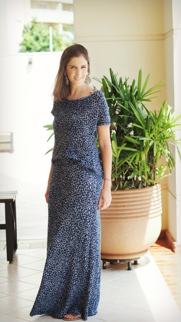 Look da Carola: saia longa + blusa detalhe nas costas {La Sis Basic}