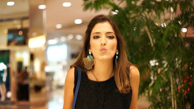 Look da Carola: vestido de renda preto + sandália preta e dourada Santa Lolla + bolsa Gucci Inspired Pop Up Store + brinco leque Bia Moraes Acessórios