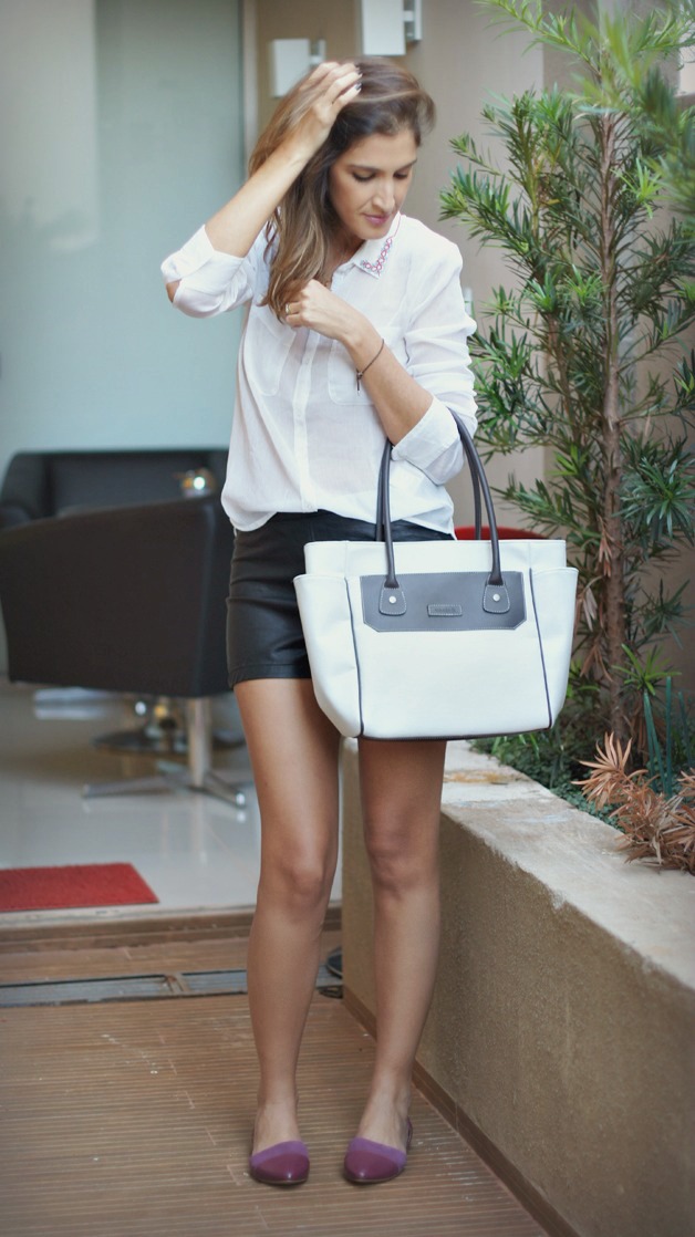 Look da Carola: camisa de seda + short de couro + sapatilha e bolsa Uncle K