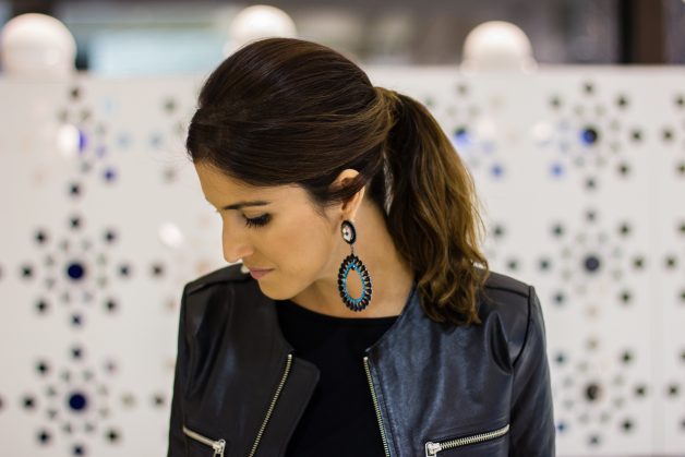 Look da Carola: calça azul + blusa preta + jaqueta de couro + maxi brinco