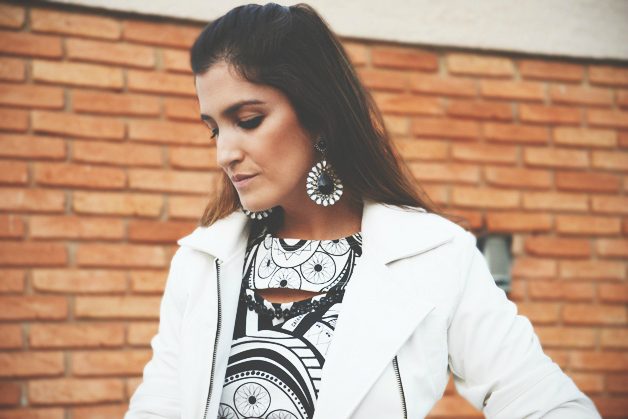 Look da Carola: vestido P&B + jaqueta de couro branca