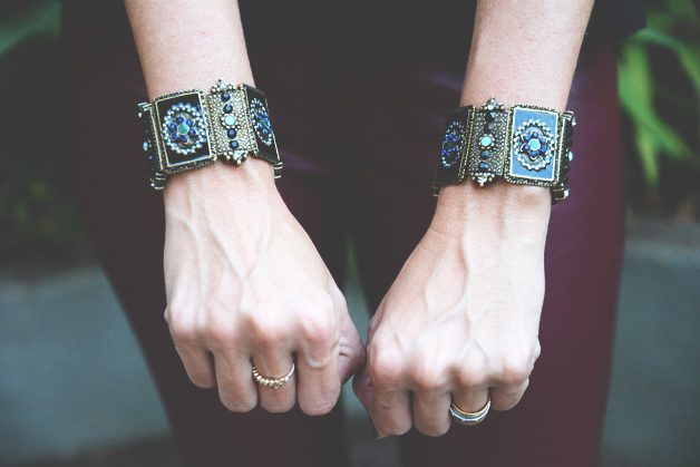Look da Carola: calça couro + blusa peplum + braceletes duplos