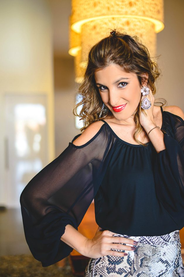 Look da Carola: blusa preta com ombro à mostra + saia cobra com babado + peep toe preto + maxi brinco