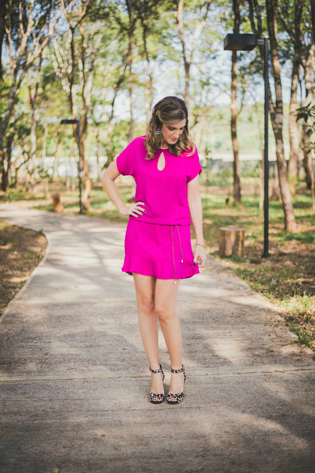 Look da Carola: vestido pink + sandália onça + maxi brinco franjas Bia Moraes Acessórios