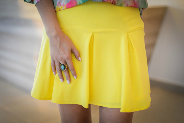 saia-amarela-com-camisa-floral-tecido-fluído-modelo-boneca-amarena-store-em-ribeirão-preto-blog-de-moda