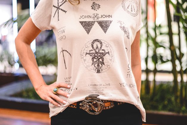 Look da Carola: T-shirt + calça destroyed + cinto