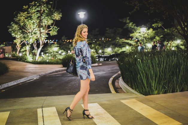 Look da Carola: conjunto estampado azul + sandália preta