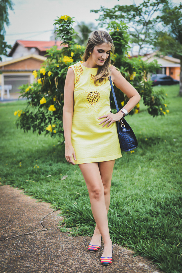 vestido-amarelo-com-sapatilha-colorida-blogueira-em-ribeirão-preto-carola-duarte