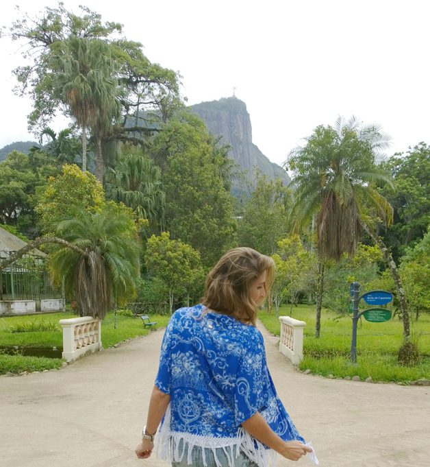Look da Carola: shorts jeans + blusa branca + kimono + rasteira