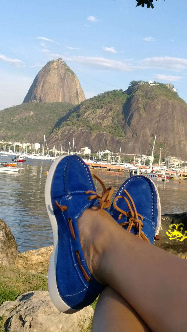 Look da Carola: short saia flora + blusa branca + dockside azul klein