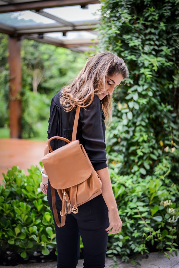 Look da Carola: calça preta + camisa de seda preta + sapatinha animal print + mochila