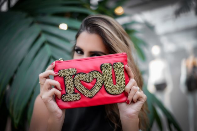 Look da Carola: conjunto preto + sandália + clutch vermelha