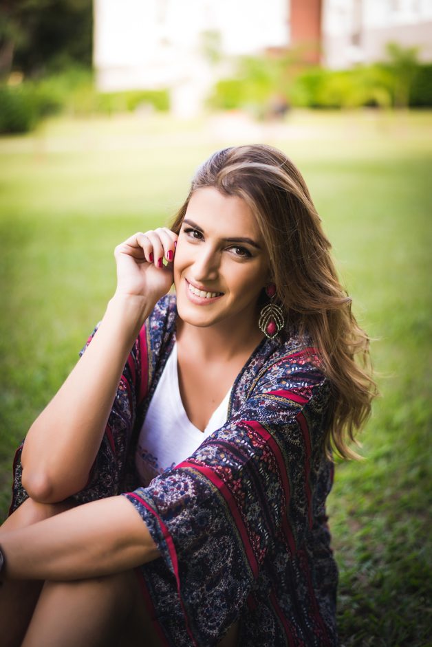 Look da Carola: short jeans + t-shirt + kimono + bota cano baixo + brinco folha