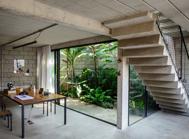 terra-e-tuma-casa-maracana-escritorio-jardim-escada