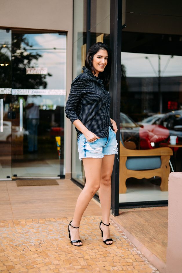 look para a balada com short jeans, camisa listrada e sandálias de tira fina