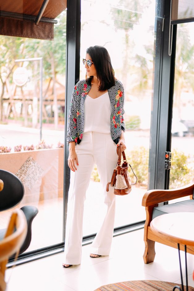 Look total white pode ser chique e despojado se usado com uma jaqueta bomber estampada. Look perfeito para uma reunião de negócios ou um almoço com as amigas