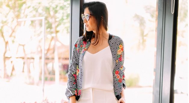 Look total white pode ser chique e despojado se usado com uma jaqueta bomber estampada. Look perfeito para uma reunião de negócios ou um almoço com as amigas