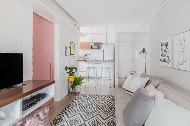 apartamento pequeno com porta de correr rosa